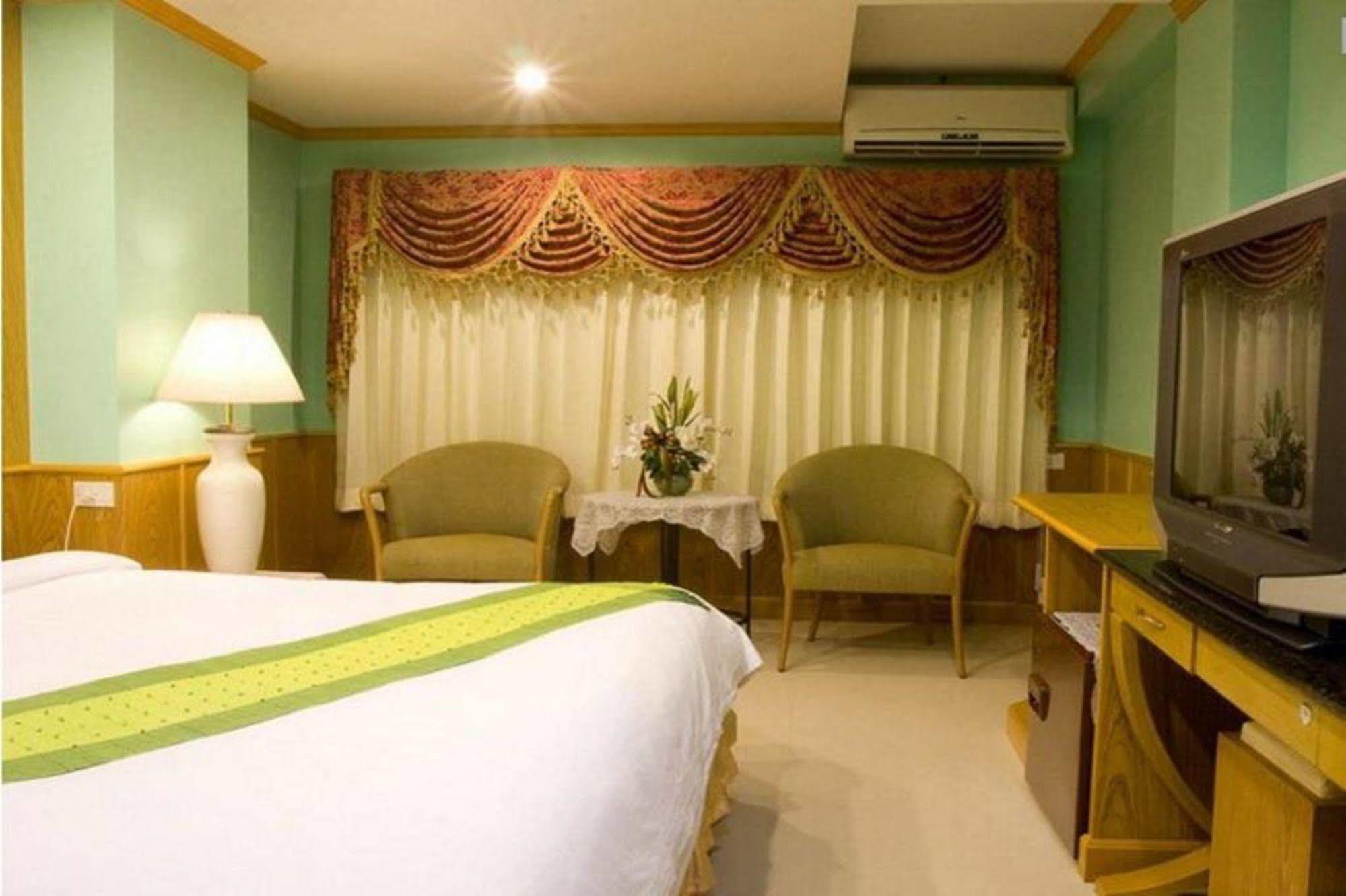 Oyo 280 Thai Garden Resort Бангкок Экстерьер фото